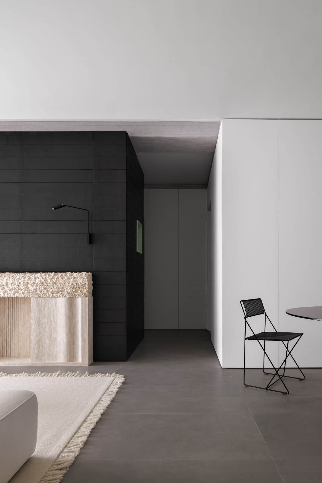 HURR赫设计丨极简复式重组空间秩序,隐去繁复形式,以纯粹场域承载家庭日常