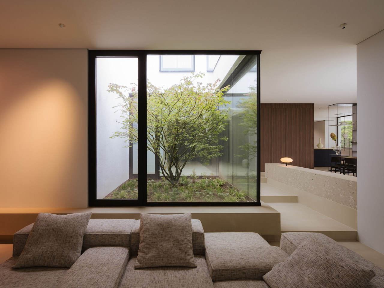 PHILIPP ARCHITEKTEN . 极简住宅｜中心庭院，把自然与光，藏进房子中央